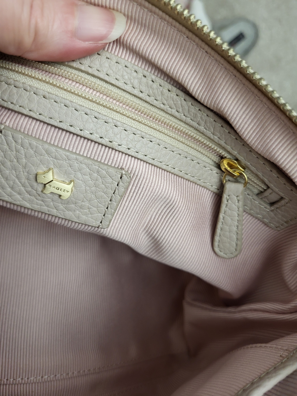 RADLEY LONDON Pebbled Leather Crossbody Bag in Dove Grey with Adjustable Strap - Picture 7 of 10